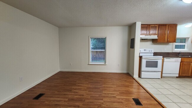 Building Photo - 1007 10th St