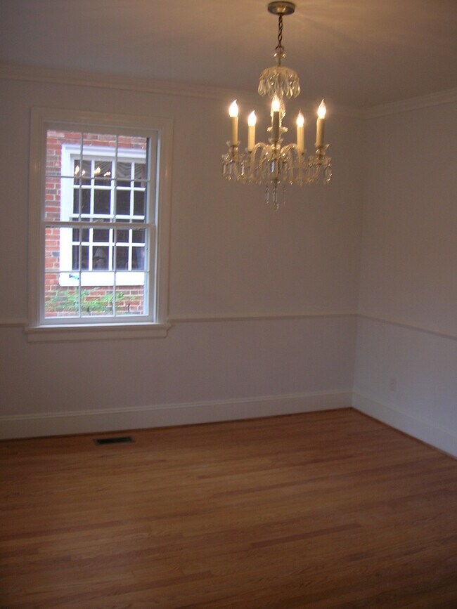 Foto del edificio - -- AVAILABLE MAY 8TH -- 3 BR / 2.5 BA Nice Brick home in Near West End. Available May 8th!