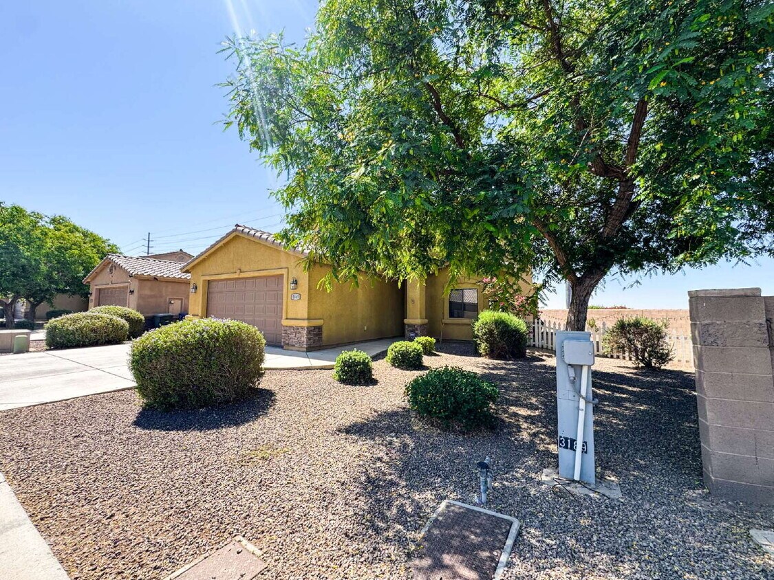 Foto principal - Spacious 4-Bed, 3-Bath Gem with 1804 Sq. F...