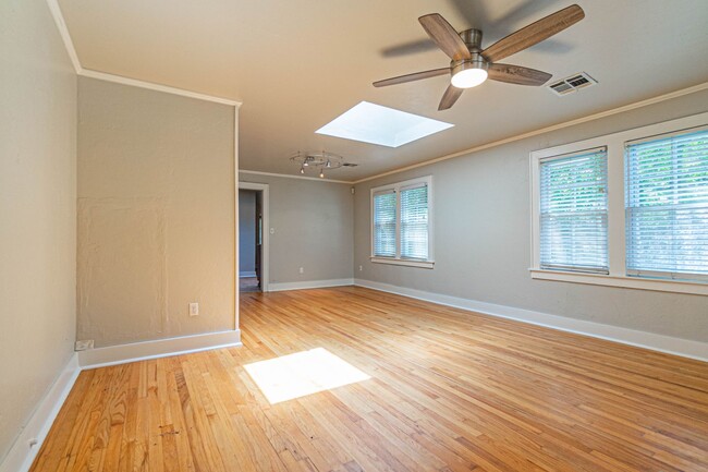 Building Photo - Beautifully remodeled campus home!