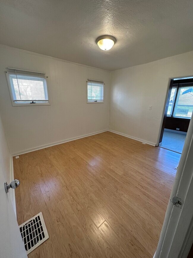 Foto del edificio - 13821 S State St