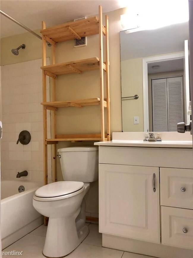 Building Photo - 2 br, 2 bath Condo - 163 NW 93rd Ave