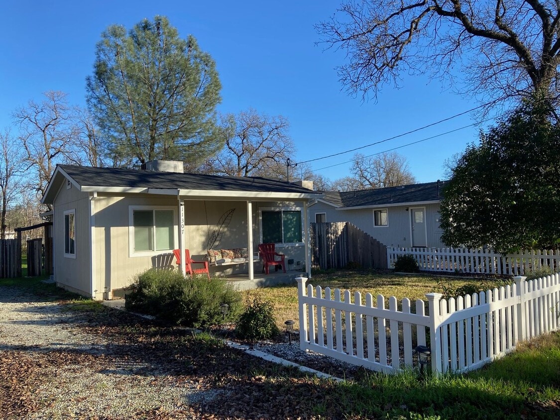 Primary Photo - CUTE 2 BED 1 BATH HOUSE IN THE COUNTRY OAKS SUBDIVISION