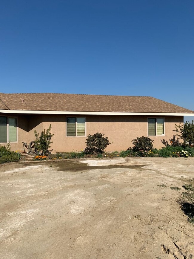 Building Photo - 5 Bd 4.5 Ba Country Home