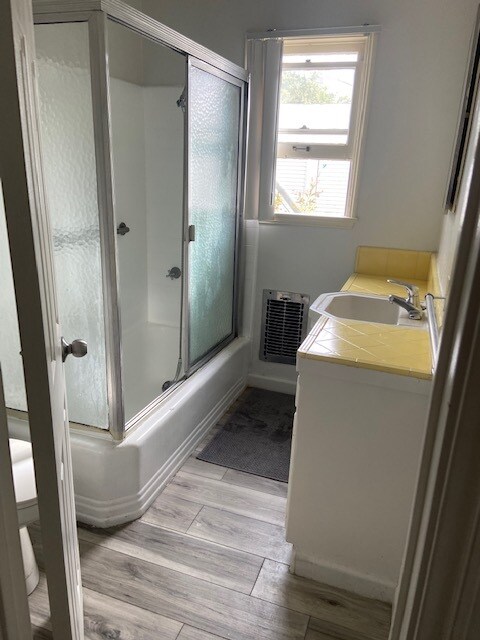 bathroom - 1405 E Broadway