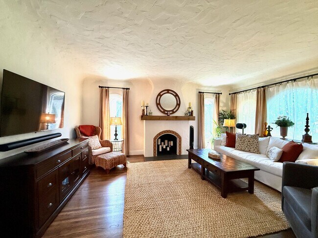 Foto del edificio - Furnished Santa Barbara 3 bedroom/2 bathroom Home