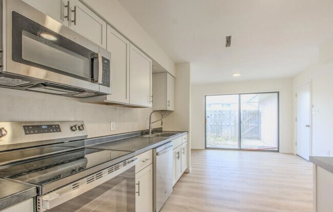 Building Photo - 3 Bed 2.5 Bath Condo