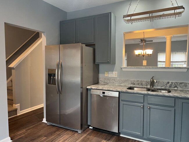Foto del edificio - Renovated 3 Bed | 2.5 Bath Townhouse in No...