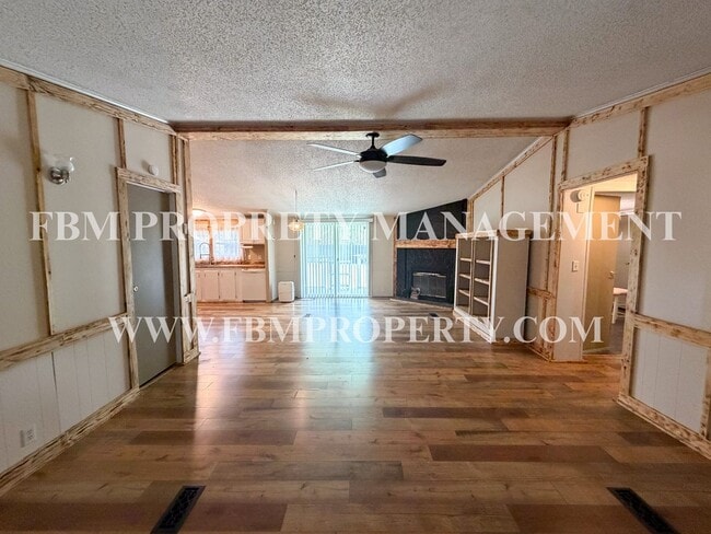 Building Photo - 102 Acres Loop
