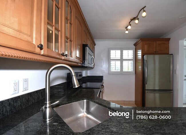 Building Photo - 121 Royal Pk Dr