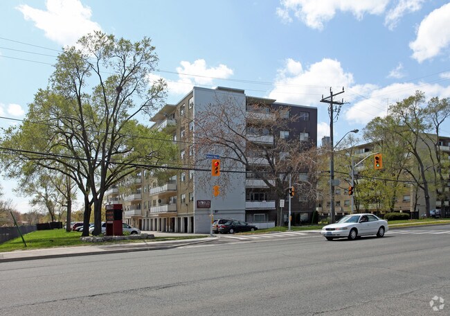 Photo principale - 67 & 70 Parkwoods Village Dr