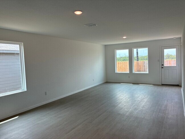 Foto del edificio - Charming 4 beds 2 baths in San Antonio!
