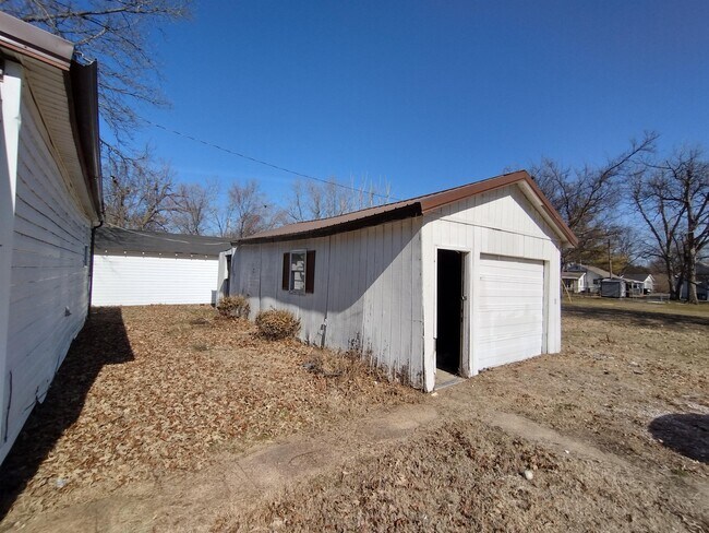 Building Photo - 209 N Whiterow Ave