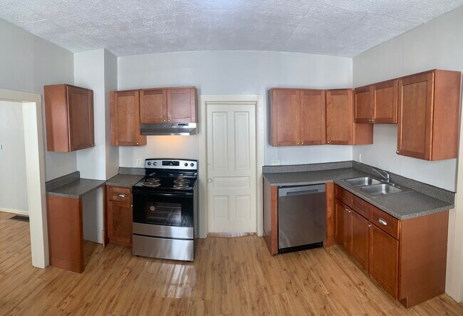 Foto del edificio - NW 6 bedroom 2 bath home 875-10th