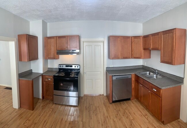 Building Photo - NW 6 bedroom 2 bath home 875-10th