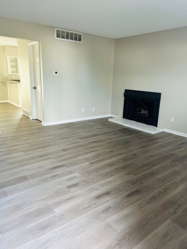 Building Photo - Beautifully Updated Townhome in Prime Loca...