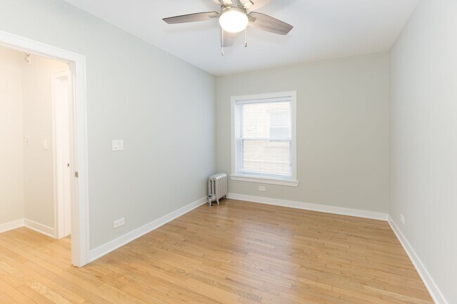 Interior Photo - 5208-14 N. Damen / 2000-10 W. Foster