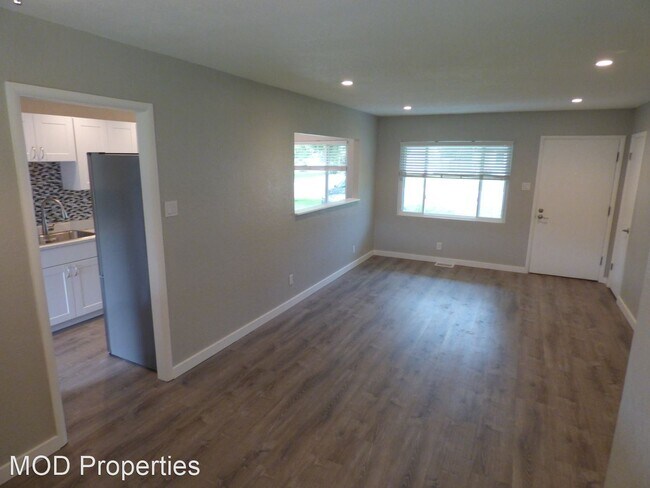 Building Photo - 2 br, 1 bath House - 2719 S. Elm St.