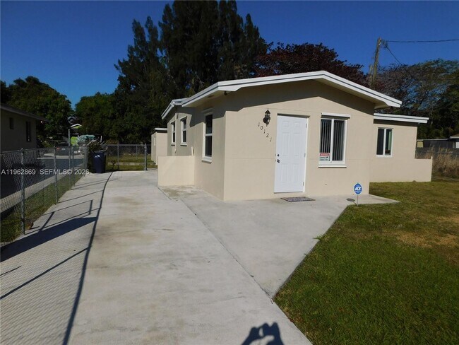 Foto del edificio - 10121 W Jessamine St