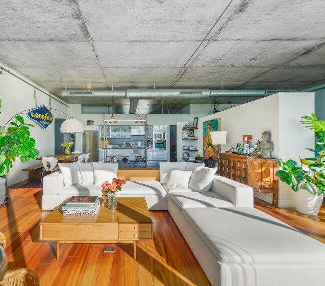 Foto del edificio - 7930 West Dr