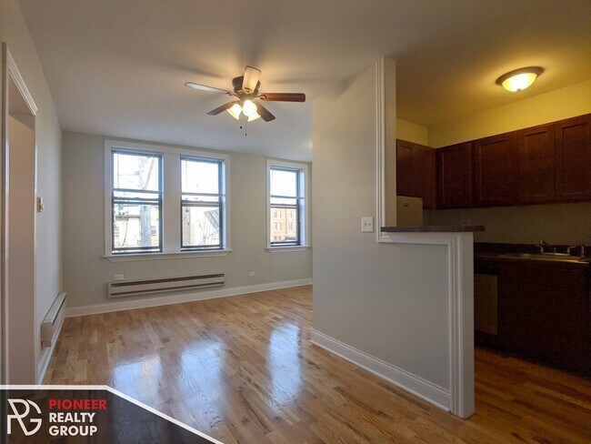 Foto del edificio - 818 W Diversey Pkwy