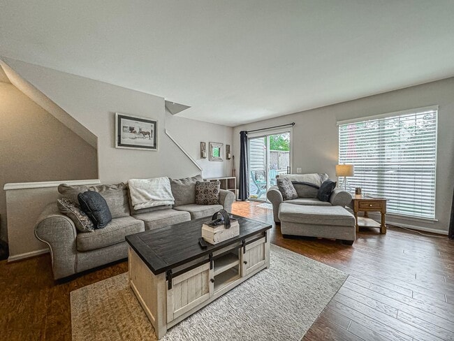 Foto del edificio - Gorgeous 2 Bed 2.5 Bath Townhome With A Fenced Yard In Exeter