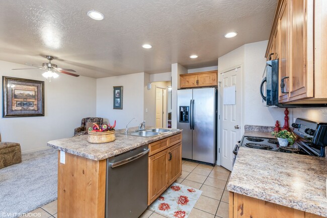 Building Photo - 3 Bedroom Townhome with Private Patio