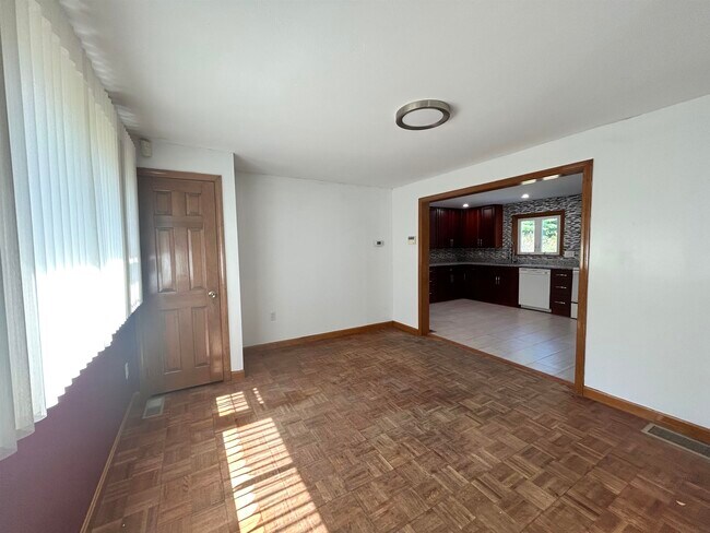 Foto del edificio - 93 Farley Rd
