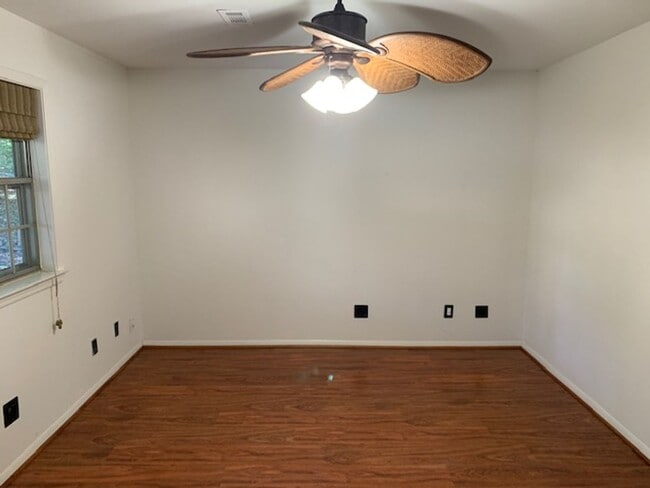 Building Photo - 4 BEDROOM HOME IN EAST FAYETTEVILLE! READY...