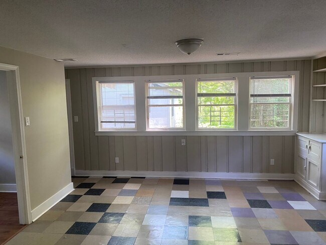 Foto del edificio - Price Reduced & Move-in Special! 1/2 off f...