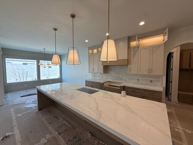 Foto del edificio - Beautiful single story with 4 bedrooms next to Crimson High School