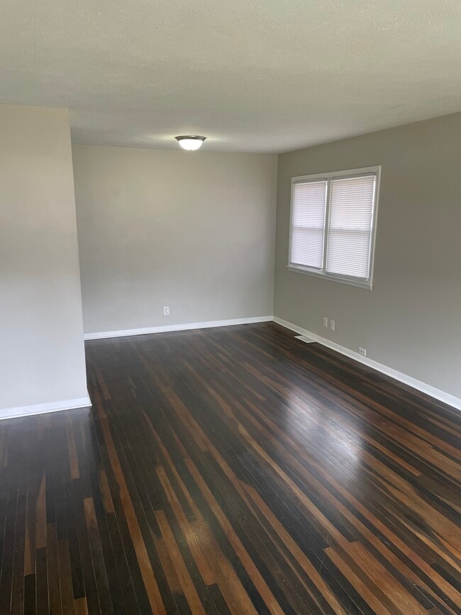 Dining area - 526 E Wilson Ave