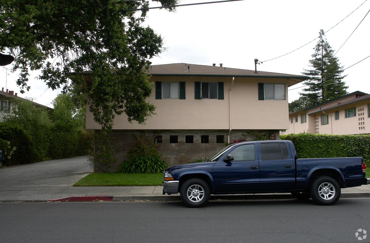 Building Photo - 785 Roble Ave