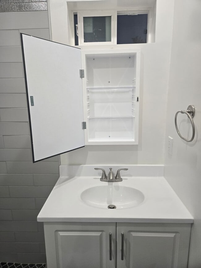 Foto del edificio - 18557 W Victory Blvd