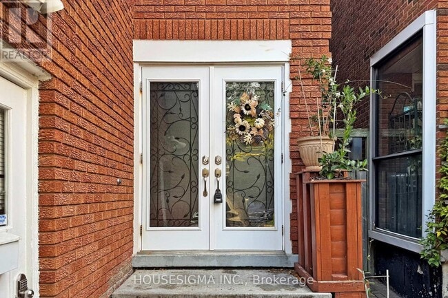 Building Photo - 54 Oakmount Crescent