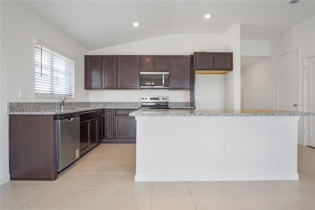 Building Photo - 608 Royal Palm Dr