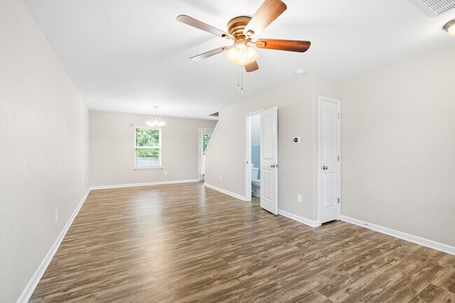 Sala de estar/comedor hacia el frente - 774 Cairn Cir