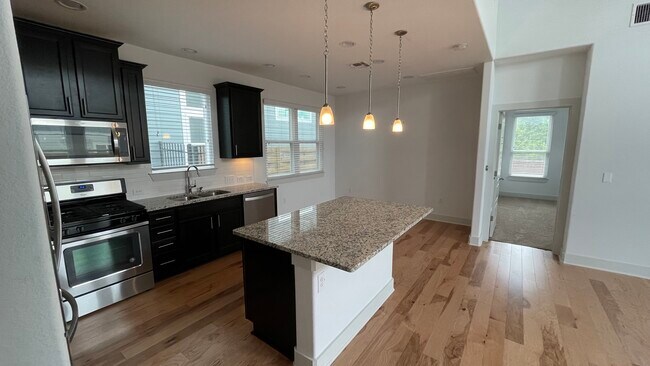 Building Photo - 2306 Hermia St