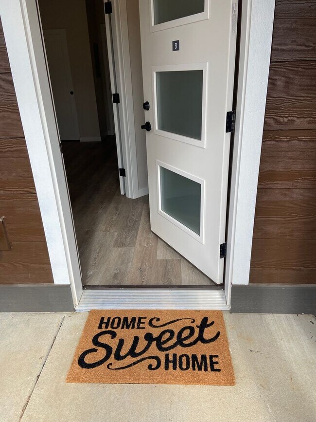 Foto del edificio - Contemporary 4 Bedroom, 3 Bath Townhome with 2-Car Garage!