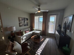 Building Photo - 425 El Rio St