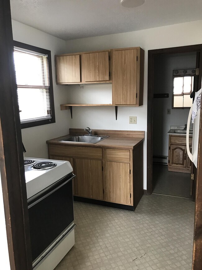 706 W 1st St Unit C, Dixon, IL 61021 Room for Rent in Dixon, IL