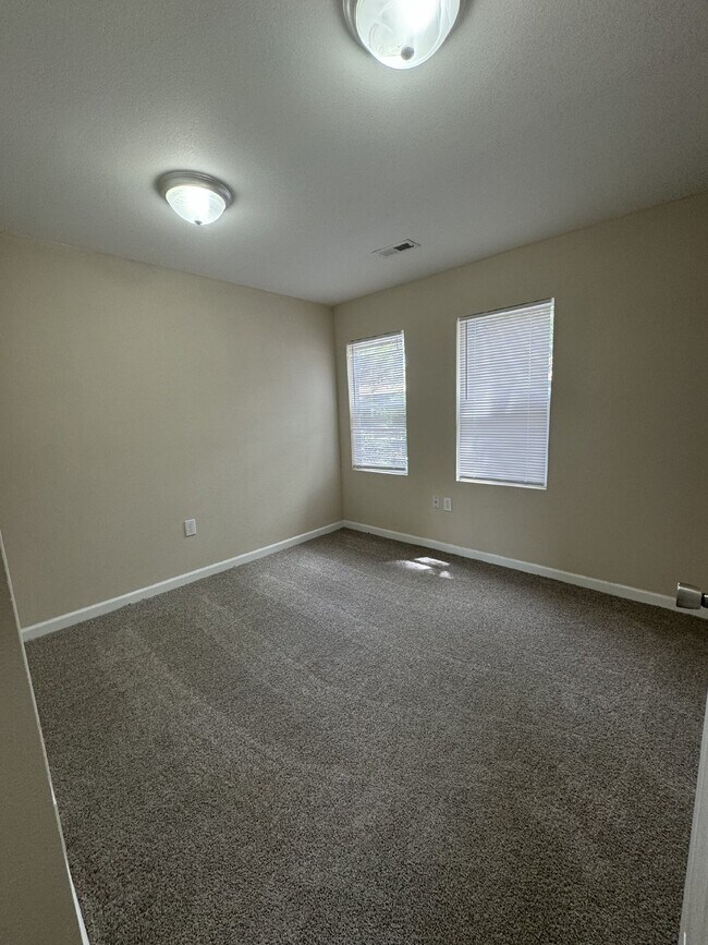 Building Photo - 3 Bedroom, 2 bathroom duplex with washer/d...