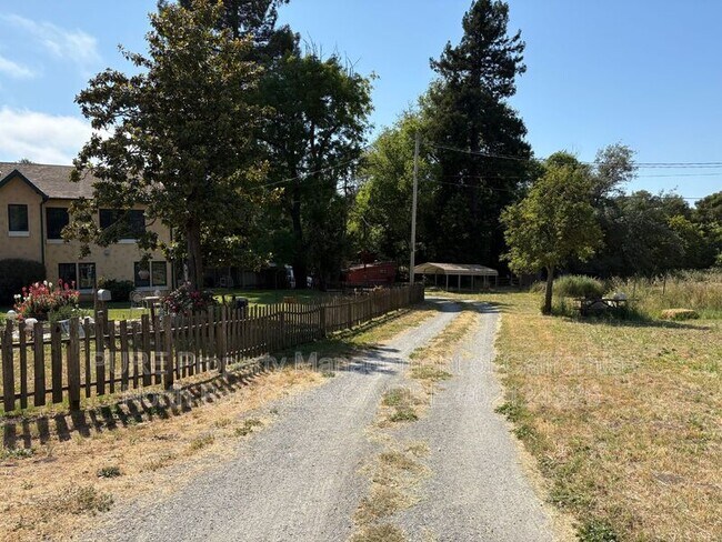 Building Photo - 6790 Petersen Rd