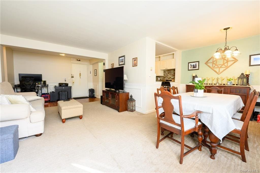 Primary Photo - 4 Sadore Ln