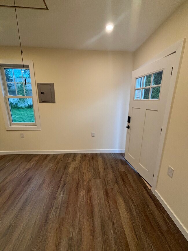 Building Photo - 1289 Smithtown Ave