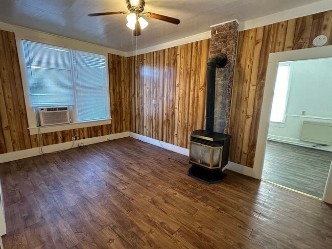 Building Photo - 3 bedroom home on double lot close to park