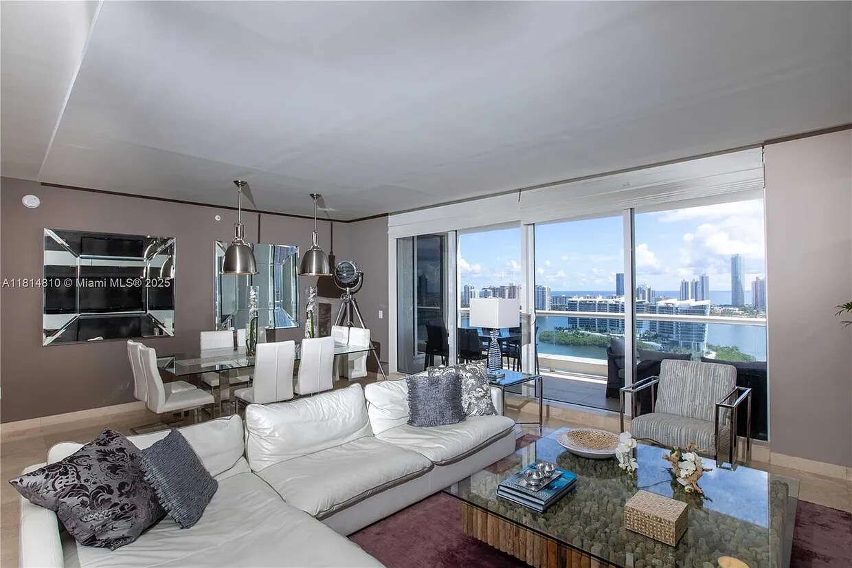 Foto principal - 6000 Island Blvd