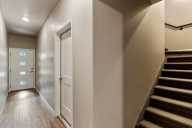 Foto del edificio - Luxury Townhouse, Minutes from Downtown