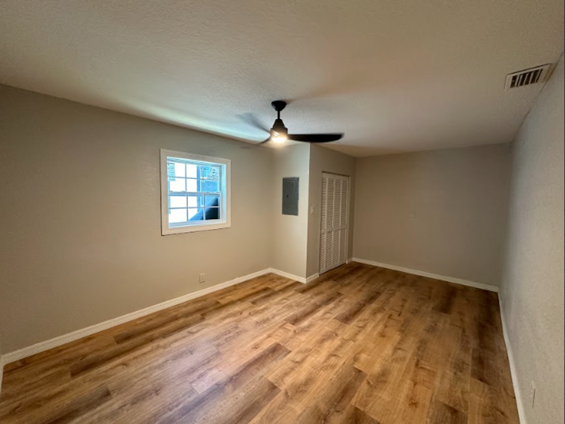 Foto principal - Stylishly Renovated 2-Bedroom Home in Prim...