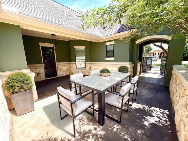 Building Photo - **APPLICATION RECEIVED** GORGEOUS 4 Bedroo...